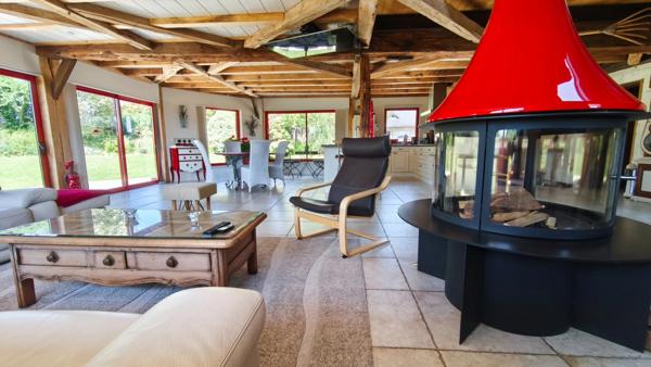 A 20 KMS de Fécamp. Ensemble immobilier comprenant 2 habitations (303 m²);1 piscine; triple garage; Terrain 5215 m².