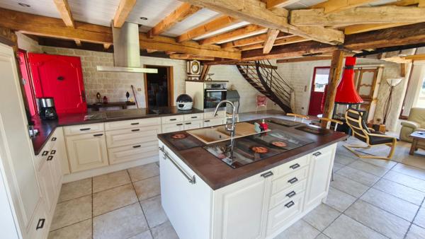 A 20 KMS de Fécamp. Ensemble immobilier comprenant 2 habitations (303 m²);1 piscine; triple garage; Terrain 5215 m².