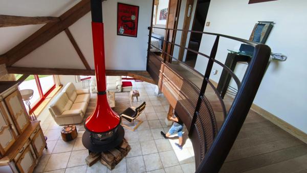 A 20 KMS de Fécamp. Ensemble immobilier comprenant 2 habitations (303 m²);1 piscine; triple garage; Terrain 5215 m².