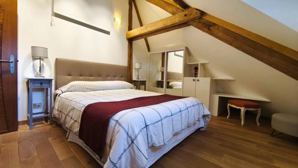 A 20 KMS de Fécamp. Ensemble immobilier comprenant 2 habitations (303 m²);1 piscine; triple garage; Terrain 5215 m².