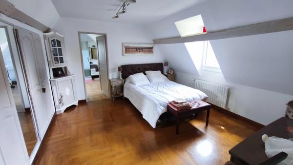A 20 KMS de Fécamp. Ensemble immobilier comprenant 2 habitations (303 m²);1 piscine; triple garage; Terrain 5215 m².