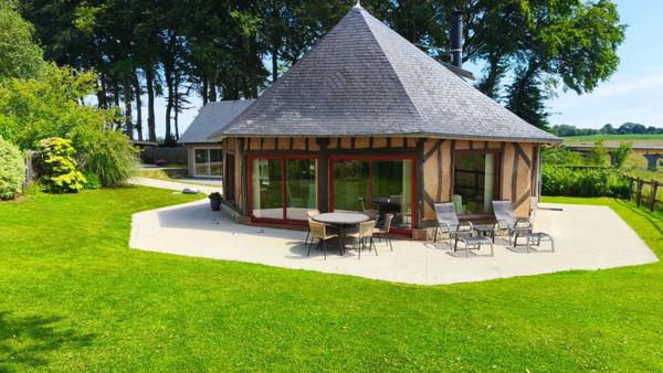 A 20 KMS de Fécamp. Ensemble immobilier comprenant 2 habitations (303 m²);1 piscine; triple garage; Terrain 5215 m².