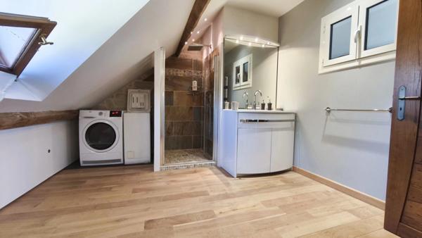 A 20 KMS de Fécamp. Ensemble immobilier comprenant 2 habitations (303 m²);1 piscine; triple garage; Terrain 5215 m².