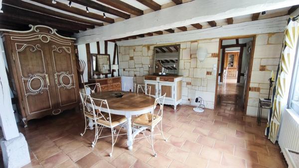 A 20 KMS de Fécamp. Ensemble immobilier comprenant 2 habitations (303 m²);1 piscine; triple garage; Terrain 5215 m².