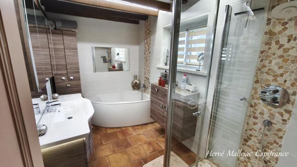 A 20 KMS de Fécamp. Ensemble immobilier comprenant 2 habitations (303 m²);1 piscine; triple garage; Terrain 5215 m².
