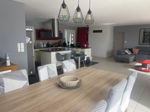 maison contemporaine alliant élégance et espace de vie