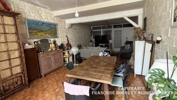Maison de caractère et de ville à rénover -  5 pièces - Au coeur de SAINT JEAN D'ANGELY (17)