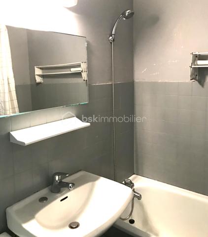 Studio 27 m² au cœur de la plus grande station des Pyrénées !

Situé au cœur de la station la plus recherchée des Pyrénées, ce studio de 27 m² vous offre un cadre de vie privilégié à quelques pas des pistes de ski et des commerces. Avec une rentabilité locative garantie et un prix très attractif, cet appartement est l'opportunité idéale pour un investissement malin ou un pied-à-terre fonctionnel et agréable. Mais attention, un bien comme celui-ci ne restera pas longtemps sur le marché !

Ce studio vous offre :

- Superficie de 27 m², parfaitement optimisée : coin nuit, 5 couchages pour recevoir famille et amis.
- Salle de bain avec baignoire, idéal après une journée sur les pistes ou en randonnée.
- Vue imprenable sur la vallée, les montagnes et les télésièges : un cadre exceptionnel, à couper le souffle.
- Meublé et aménagé : vous n’avez plus qu’à poser vos valises et profiter ou à le louer !
- Emplacement stratégique au 2ème étage d'une résidence bien entretenue, située face aux pistes, avec gardien et sécurité.

Un emplacement INCONTOURNABLE !

Ce studio bénéficie de l'emplacement le plus stratégique de la station, en plein centre, à proximité immédiate des remontées mécaniques, de l'école de ski, des commerces et des restaurants. Vous serez au cœur de l’action et pourrez profiter des nombreuses activités tout au long de l’année : ski, randonnées, loisirs de montagne…

Pourquoi investir ici ?

- Excellente rentabilité locative grâce à la demande constante des vacanciers, hiver comme été.
- Studio fonctionnel avec une grande pièce à vivre : un bien prêt à être loué !
- Proximité immédiate des pistes : ski, randonnées, et toutes les activités de montagne à deux pas.
- Prix attractif pour un bien de cette qualité dans un emplacement privilégié.

C’est une opportunité excellente qui vous attend : un studio fonctionnel, bien situé, à prix très compétitif ! Que vous soyez investisseur ou futur propriétaire, ce bien est une valeur sûre dans une station en plein essor.

Ne laissez pas passer cette chance de réaliser un investissement intelligent et de profiter pleinement de la vie en montagne. Les visites commencent dès maintenant, contactez-nous pour planifier la vôtre avant qu’il ne soit trop tard !

Saisissez cette occasion avant qu’un autre n’en profite ! Possibilité de visiter même le dimanche.
------------------

🇬🇧 UNIQUE OPPORTUNITY: 27 m² Studio in the Heart of the Largest Ski Resort in the Pyrenees!

Exceptional price for a rare property, don’t miss this chance!

Located in the most sought-after ski resort in the Pyrenees, this 27 m² studio offers a prime location just steps away from the ski slopes and local shops. With excellent rental yield and a very attractive price, this apartment is the perfect opportunity for a smart investment or a cozy mountain getaway. But be quick, properties like this don’t stay on the market for long!

Property Highlights:

- 27 m² of optimized space: sleeping area, up to 5 people - for family or guests.
- Bathroom with bathtub, perfect after a day of skiing or hiking.
- Panoramic views of the valley, mountains, and ski lifts – breathtaking scenery guaranteed.
- Fully furnished – move-in / rent-it ready !
- 2nd floor of a well-maintained residence with caretaker and secure access.

Prime Location:

Right in the heart of the resort, just steps from the ski lifts, ski school, restaurants, and shops. Enjoy the vibrant mountain lifestyle and activities all year round: skiing, hiking, and so much more.

Why invest here?

* Excellent rental potential – high demand from tourists in both winter and summer.
* Ready to enjoy - Ready to rent !
* Unbeatable location– right in front of the slopes.
* Attractive price – rare find for this level of quality.

This is a great opportunity: a functional, well-located studio at a highly competitive price! Whether you’re an investor or looking for your own mountain retreat, this is a secure and profitable investment in a booming resort.

Don’t miss your chance to own a piece of the Pyrenees — Book your visit now before it’s gone!

Act fast :opportunities like this don’t come twice!

---

 🇪🇸 ¡OPORTUNIDAD ÚNICA! Estudio de 27 m² en el corazón de la estación de esquí más grande de los Pirineos

¡Precio excepcional para una propiedad única, no dejes pasar esta ocasión!

Ubicado en la estación más prestigiosa de los Pirineos, este estudio de 27 m² ofrece una ubicación privilegiada, a solo unos pasos de las pistas de esquí y de las tiendas. Con una excelente rentabilidad de alquiler y un precio muy atractivo, este apartamento es la oportunidad perfecta tanto para invertir como para disfrutar de una escapada en la montaña. ¡Pero date prisa, propiedades así no duran mucho en el mercado!

*Características principales:

* 27 m² perfectamente distribuidos: zona de descanso, hasta 5 personas.
* Baño con bañera, ideal después de un día de esquí o senderismo.
*Vistas panorámicas al valle, las montañas y los telesillas: un entorno espectacular.
* Amueblado y listo para entrar a vivir / alquilar !
* Segundo piso con ascensoren una residencia bien cuidada con conserje y acceso seguro.

*Ubicación inmejorable:

En pleno centro de la estación, a pocos metros de los remontes, la escuela de esquí, los comercios y los restaurantes. Disfruta de todas las actividades de montaña durante todo el año: esquí, senderismo, naturaleza y más.

¿Por qué invertir aquí?

* Excelente rentabilidad de alquiler durante todo el año.
* Reformado recientemente, sin necesidad de obras.
* Ubicación privilegiada frente a las pistas.
* Precio muy competitivo para un inmueble de esta calidad.

Una oportunidad rara y exclusiva: estudio funcional, bien situado y con una rentabilidad garantizada. Perfecto para invertir o para disfrutar de tu propio refugio en la montaña.

No dejes escapar esta oportunidad de invertir inteligentemente y disfrutar de la vida en los Pirineos.
¡Programa tu visita hoy mismo antes de que sea demasiado tarde!

¡Oportunidades así no se repiten!