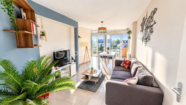 Vous recherchez un appartement lumineux, confortable et idéalement situé à Rennes ? 
Découvrez ce charmant T3 de 63 m², situé au 2ᵉ étage avec ascenseur d’une copropriété récente de 2012, bien entretenue et sécurisée. 
Dès l’entrée, vous apprécierez son agencement fonctionnel avec placard de rangement.

 Vous serez immédiatement séduit par la belle pièce de vie lumineuse, bénéficiant d’une exposition Ouest et prolongée par une agréable terrasse sans vis-à-vis. Avec sa vue dégagée sur un environnement verdoyant, cet extérieur offre un véritable espace de détente, idéal pour profiter pleinement des beaux jours. 
La cuisine aménagée et équipée complète harmonieusement cet espace de vie. Côté nuit, l’appartement dispose de deux chambres , d’une salle d’eau et de WC séparés, offrant un agencement pratique et agréable au quotidien. Pour compléter l’ensemble, vous bénéficiez d’un garage fermé ainsi que d’un local à vélos au sein de la copropriété.

Un emplacement idéal pour faciliter votre quotidien:
Profitez d’un cadre de vie pratique grâce aux nombreux commerces accessibles à pied : boulangerie, bureau de tabac, boucherie et commerces de proximité à seulement 2 minutes.
À deux pas de la Courrouze. 
Les écoles sont situées à seulement 5 minutes, un véritable atout pour les familles.
Un emplacement qui permet de profiter pleinement des commodités du quotidien tout en bénéficiant d’un environnement agréable et verdoyant.

 Les + du bien :
 63 m² *
T3 – 2 chambres 
 Terrasse sans vis-à-vis 
 Vue dégagée et environnement verdoyant 
 Exposition Ouest 
 Appartement lumineux 
 Résidence de 2012 
 2ᵉ étage avec ascenseur 
 Copropriété bien entretenue et sécurisée 
 Garage fermé 
 Local à vélos 
 Proximité des commerces, écoles et métro ligne B 
Une visite s’impose pour apprécier pleinement ses qualités.
 Contactez-moi dès maintenant !
Un conseiller disponible 7/7.
