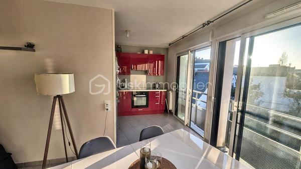 Vous recherchez un appartement lumineux, confortable et idéalement situé à Rennes ? 
Découvrez ce charmant T3 de 63 m², situé au 2ᵉ étage avec ascenseur d’une copropriété récente de 2012, bien entretenue et sécurisée. 
Dès l’entrée, vous apprécierez son agencement fonctionnel avec placard de rangement.

 Vous serez immédiatement séduit par la belle pièce de vie lumineuse, bénéficiant d’une exposition Ouest et prolongée par une agréable terrasse sans vis-à-vis. Avec sa vue dégagée sur un environnement verdoyant, cet extérieur offre un véritable espace de détente, idéal pour profiter pleinement des beaux jours. 
La cuisine aménagée et équipée complète harmonieusement cet espace de vie. Côté nuit, l’appartement dispose de deux chambres , d’une salle d’eau et de WC séparés, offrant un agencement pratique et agréable au quotidien. Pour compléter l’ensemble, vous bénéficiez d’un garage fermé ainsi que d’un local à vélos au sein de la copropriété.

Un emplacement idéal pour faciliter votre quotidien:
Profitez d’un cadre de vie pratique grâce aux nombreux commerces accessibles à pied : boulangerie, bureau de tabac, boucherie et commerces de proximité à seulement 2 minutes.
À deux pas de la Courrouze. 
Les écoles sont situées à seulement 5 minutes, un véritable atout pour les familles.
Un emplacement qui permet de profiter pleinement des commodités du quotidien tout en bénéficiant d’un environnement agréable et verdoyant.

 Les + du bien :
 63 m² *
T3 – 2 chambres 
 Terrasse sans vis-à-vis 
 Vue dégagée et environnement verdoyant 
 Exposition Ouest 
 Appartement lumineux 
 Résidence de 2012 
 2ᵉ étage avec ascenseur 
 Copropriété bien entretenue et sécurisée 
 Garage fermé 
 Local à vélos 
 Proximité des commerces, écoles et métro ligne B 
Une visite s’impose pour apprécier pleinement ses qualités.
 Contactez-moi dès maintenant !
Un conseiller disponible 7/7.