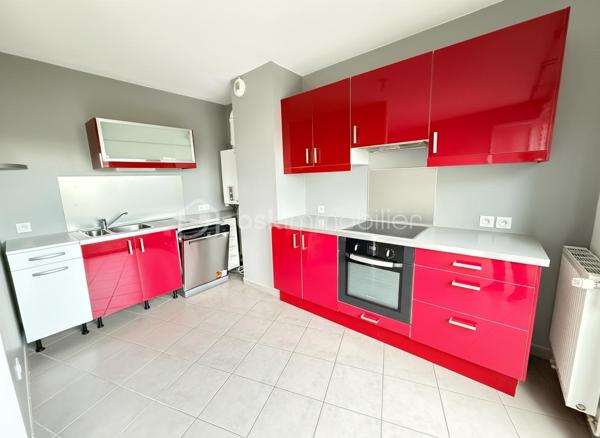 Vous recherchez un appartement lumineux, confortable et idéalement situé à Rennes ? 
Découvrez ce charmant T3 de 63 m², situé au 2ᵉ étage avec ascenseur d’une copropriété récente de 2012, bien entretenue et sécurisée. 
Dès l’entrée, vous apprécierez son agencement fonctionnel avec placard de rangement.

 Vous serez immédiatement séduit par la belle pièce de vie lumineuse, bénéficiant d’une exposition Ouest et prolongée par une agréable terrasse sans vis-à-vis. Avec sa vue dégagée sur un environnement verdoyant, cet extérieur offre un véritable espace de détente, idéal pour profiter pleinement des beaux jours. 
La cuisine aménagée et équipée complète harmonieusement cet espace de vie. Côté nuit, l’appartement dispose de deux chambres , d’une salle d’eau et de WC séparés, offrant un agencement pratique et agréable au quotidien. Pour compléter l’ensemble, vous bénéficiez d’un garage fermé ainsi que d’un local à vélos au sein de la copropriété.

Un emplacement idéal pour faciliter votre quotidien:
Profitez d’un cadre de vie pratique grâce aux nombreux commerces accessibles à pied : boulangerie, bureau de tabac, boucherie et commerces de proximité à seulement 2 minutes.
À deux pas de la Courrouze. 
Les écoles sont situées à seulement 5 minutes, un véritable atout pour les familles.
Un emplacement qui permet de profiter pleinement des commodités du quotidien tout en bénéficiant d’un environnement agréable et verdoyant.

 Les + du bien :
 63 m² *
T3 – 2 chambres 
 Terrasse sans vis-à-vis 
 Vue dégagée et environnement verdoyant 
 Exposition Ouest 
 Appartement lumineux 
 Résidence de 2012 
 2ᵉ étage avec ascenseur 
 Copropriété bien entretenue et sécurisée 
 Garage fermé 
 Local à vélos 
 Proximité des commerces, écoles et métro ligne B 
Une visite s’impose pour apprécier pleinement ses qualités.
 Contactez-moi dès maintenant !
Un conseiller disponible 7/7.