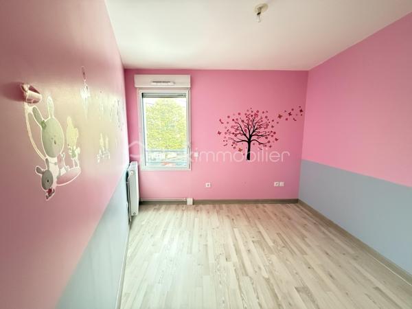 Vous recherchez un appartement lumineux, confortable et idéalement situé à Rennes ? 
Découvrez ce charmant T3 de 63 m², situé au 2ᵉ étage avec ascenseur d’une copropriété récente de 2012, bien entretenue et sécurisée. 
Dès l’entrée, vous apprécierez son agencement fonctionnel avec placard de rangement.

 Vous serez immédiatement séduit par la belle pièce de vie lumineuse, bénéficiant d’une exposition Ouest et prolongée par une agréable terrasse sans vis-à-vis. Avec sa vue dégagée sur un environnement verdoyant, cet extérieur offre un véritable espace de détente, idéal pour profiter pleinement des beaux jours. 
La cuisine aménagée et équipée complète harmonieusement cet espace de vie. Côté nuit, l’appartement dispose de deux chambres , d’une salle d’eau et de WC séparés, offrant un agencement pratique et agréable au quotidien. Pour compléter l’ensemble, vous bénéficiez d’un garage fermé ainsi que d’un local à vélos au sein de la copropriété.

Un emplacement idéal pour faciliter votre quotidien:
Profitez d’un cadre de vie pratique grâce aux nombreux commerces accessibles à pied : boulangerie, bureau de tabac, boucherie et commerces de proximité à seulement 2 minutes.
À deux pas de la Courrouze. 
Les écoles sont situées à seulement 5 minutes, un véritable atout pour les familles.
Un emplacement qui permet de profiter pleinement des commodités du quotidien tout en bénéficiant d’un environnement agréable et verdoyant.

 Les + du bien :
 63 m² *
T3 – 2 chambres 
 Terrasse sans vis-à-vis 
 Vue dégagée et environnement verdoyant 
 Exposition Ouest 
 Appartement lumineux 
 Résidence de 2012 
 2ᵉ étage avec ascenseur 
 Copropriété bien entretenue et sécurisée 
 Garage fermé 
 Local à vélos 
 Proximité des commerces, écoles et métro ligne B 
Une visite s’impose pour apprécier pleinement ses qualités.
 Contactez-moi dès maintenant !
Un conseiller disponible 7/7.