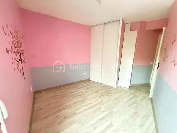 Vous recherchez un appartement lumineux, confortable et idéalement situé à Rennes ? 
Découvrez ce charmant T3 de 63 m², situé au 2ᵉ étage avec ascenseur d’une copropriété récente de 2012, bien entretenue et sécurisée. 
Dès l’entrée, vous apprécierez son agencement fonctionnel avec placard de rangement.

 Vous serez immédiatement séduit par la belle pièce de vie lumineuse, bénéficiant d’une exposition Ouest et prolongée par une agréable terrasse sans vis-à-vis. Avec sa vue dégagée sur un environnement verdoyant, cet extérieur offre un véritable espace de détente, idéal pour profiter pleinement des beaux jours. 
La cuisine aménagée et équipée complète harmonieusement cet espace de vie. Côté nuit, l’appartement dispose de deux chambres , d’une salle d’eau et de WC séparés, offrant un agencement pratique et agréable au quotidien. Pour compléter l’ensemble, vous bénéficiez d’un garage fermé ainsi que d’un local à vélos au sein de la copropriété.

Un emplacement idéal pour faciliter votre quotidien:
Profitez d’un cadre de vie pratique grâce aux nombreux commerces accessibles à pied : boulangerie, bureau de tabac, boucherie et commerces de proximité à seulement 2 minutes.
À deux pas de la Courrouze. 
Les écoles sont situées à seulement 5 minutes, un véritable atout pour les familles.
Un emplacement qui permet de profiter pleinement des commodités du quotidien tout en bénéficiant d’un environnement agréable et verdoyant.

 Les + du bien :
 63 m² *
T3 – 2 chambres 
 Terrasse sans vis-à-vis 
 Vue dégagée et environnement verdoyant 
 Exposition Ouest 
 Appartement lumineux 
 Résidence de 2012 
 2ᵉ étage avec ascenseur 
 Copropriété bien entretenue et sécurisée 
 Garage fermé 
 Local à vélos 
 Proximité des commerces, écoles et métro ligne B 
Une visite s’impose pour apprécier pleinement ses qualités.
 Contactez-moi dès maintenant !
Un conseiller disponible 7/7.