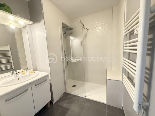 Vous recherchez un appartement lumineux, confortable et idéalement situé à Rennes ? 
Découvrez ce charmant T3 de 63 m², situé au 2ᵉ étage avec ascenseur d’une copropriété récente de 2012, bien entretenue et sécurisée. 
Dès l’entrée, vous apprécierez son agencement fonctionnel avec placard de rangement.

 Vous serez immédiatement séduit par la belle pièce de vie lumineuse, bénéficiant d’une exposition Ouest et prolongée par une agréable terrasse sans vis-à-vis. Avec sa vue dégagée sur un environnement verdoyant, cet extérieur offre un véritable espace de détente, idéal pour profiter pleinement des beaux jours. 
La cuisine aménagée et équipée complète harmonieusement cet espace de vie. Côté nuit, l’appartement dispose de deux chambres , d’une salle d’eau et de WC séparés, offrant un agencement pratique et agréable au quotidien. Pour compléter l’ensemble, vous bénéficiez d’un garage fermé ainsi que d’un local à vélos au sein de la copropriété.

Un emplacement idéal pour faciliter votre quotidien:
Profitez d’un cadre de vie pratique grâce aux nombreux commerces accessibles à pied : boulangerie, bureau de tabac, boucherie et commerces de proximité à seulement 2 minutes.
À deux pas de la Courrouze. 
Les écoles sont situées à seulement 5 minutes, un véritable atout pour les familles.
Un emplacement qui permet de profiter pleinement des commodités du quotidien tout en bénéficiant d’un environnement agréable et verdoyant.

 Les + du bien :
 63 m² *
T3 – 2 chambres 
 Terrasse sans vis-à-vis 
 Vue dégagée et environnement verdoyant 
 Exposition Ouest 
 Appartement lumineux 
 Résidence de 2012 
 2ᵉ étage avec ascenseur 
 Copropriété bien entretenue et sécurisée 
 Garage fermé 
 Local à vélos 
 Proximité des commerces, écoles et métro ligne B 
Une visite s’impose pour apprécier pleinement ses qualités.
 Contactez-moi dès maintenant !
Un conseiller disponible 7/7.