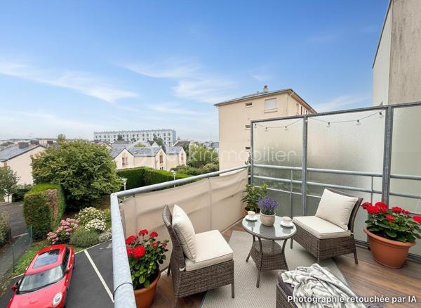 Vous recherchez un appartement lumineux, confortable et idéalement situé à Rennes ? 
Découvrez ce charmant T3 de 63 m², situé au 2ᵉ étage avec ascenseur d’une copropriété récente de 2012, bien entretenue et sécurisée. 
Dès l’entrée, vous apprécierez son agencement fonctionnel avec placard de rangement.

 Vous serez immédiatement séduit par la belle pièce de vie lumineuse, bénéficiant d’une exposition Ouest et prolongée par une agréable terrasse sans vis-à-vis. Avec sa vue dégagée sur un environnement verdoyant, cet extérieur offre un véritable espace de détente, idéal pour profiter pleinement des beaux jours. 
La cuisine aménagée et équipée complète harmonieusement cet espace de vie. Côté nuit, l’appartement dispose de deux chambres , d’une salle d’eau et de WC séparés, offrant un agencement pratique et agréable au quotidien. Pour compléter l’ensemble, vous bénéficiez d’un garage fermé ainsi que d’un local à vélos au sein de la copropriété.

Un emplacement idéal pour faciliter votre quotidien:
Profitez d’un cadre de vie pratique grâce aux nombreux commerces accessibles à pied : boulangerie, bureau de tabac, boucherie et commerces de proximité à seulement 2 minutes.
À deux pas de la Courrouze. 
Les écoles sont situées à seulement 5 minutes, un véritable atout pour les familles.
Un emplacement qui permet de profiter pleinement des commodités du quotidien tout en bénéficiant d’un environnement agréable et verdoyant.

 Les + du bien :
 63 m² *
T3 – 2 chambres 
 Terrasse sans vis-à-vis 
 Vue dégagée et environnement verdoyant 
 Exposition Ouest 
 Appartement lumineux 
 Résidence de 2012 
 2ᵉ étage avec ascenseur 
 Copropriété bien entretenue et sécurisée 
 Garage fermé 
 Local à vélos 
 Proximité des commerces, écoles et métro ligne B 
Une visite s’impose pour apprécier pleinement ses qualités.
 Contactez-moi dès maintenant !
Un conseiller disponible 7/7.