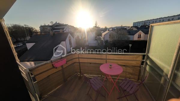 Vous recherchez un appartement lumineux, confortable et idéalement situé à Rennes ? 
Découvrez ce charmant T3 de 63 m², situé au 2ᵉ étage avec ascenseur d’une copropriété récente de 2012, bien entretenue et sécurisée. 
Dès l’entrée, vous apprécierez son agencement fonctionnel avec placard de rangement.

 Vous serez immédiatement séduit par la belle pièce de vie lumineuse, bénéficiant d’une exposition Ouest et prolongée par une agréable terrasse sans vis-à-vis. Avec sa vue dégagée sur un environnement verdoyant, cet extérieur offre un véritable espace de détente, idéal pour profiter pleinement des beaux jours. 
La cuisine aménagée et équipée complète harmonieusement cet espace de vie. Côté nuit, l’appartement dispose de deux chambres , d’une salle d’eau et de WC séparés, offrant un agencement pratique et agréable au quotidien. Pour compléter l’ensemble, vous bénéficiez d’un garage fermé ainsi que d’un local à vélos au sein de la copropriété.

Un emplacement idéal pour faciliter votre quotidien:
Profitez d’un cadre de vie pratique grâce aux nombreux commerces accessibles à pied : boulangerie, bureau de tabac, boucherie et commerces de proximité à seulement 2 minutes.
À deux pas de la Courrouze. 
Les écoles sont situées à seulement 5 minutes, un véritable atout pour les familles.
Un emplacement qui permet de profiter pleinement des commodités du quotidien tout en bénéficiant d’un environnement agréable et verdoyant.

 Les + du bien :
 63 m² *
T3 – 2 chambres 
 Terrasse sans vis-à-vis 
 Vue dégagée et environnement verdoyant 
 Exposition Ouest 
 Appartement lumineux 
 Résidence de 2012 
 2ᵉ étage avec ascenseur 
 Copropriété bien entretenue et sécurisée 
 Garage fermé 
 Local à vélos 
 Proximité des commerces, écoles et métro ligne B 
Une visite s’impose pour apprécier pleinement ses qualités.
 Contactez-moi dès maintenant !
Un conseiller disponible 7/7.