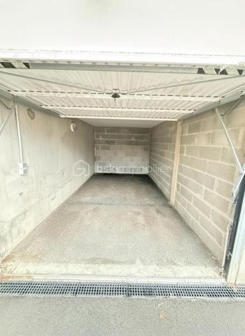 Vous recherchez un appartement lumineux, confortable et idéalement situé à Rennes ? 
Découvrez ce charmant T3 de 63 m², situé au 2ᵉ étage avec ascenseur d’une copropriété récente de 2012, bien entretenue et sécurisée. 
Dès l’entrée, vous apprécierez son agencement fonctionnel avec placard de rangement.

 Vous serez immédiatement séduit par la belle pièce de vie lumineuse, bénéficiant d’une exposition Ouest et prolongée par une agréable terrasse sans vis-à-vis. Avec sa vue dégagée sur un environnement verdoyant, cet extérieur offre un véritable espace de détente, idéal pour profiter pleinement des beaux jours. 
La cuisine aménagée et équipée complète harmonieusement cet espace de vie. Côté nuit, l’appartement dispose de deux chambres , d’une salle d’eau et de WC séparés, offrant un agencement pratique et agréable au quotidien. Pour compléter l’ensemble, vous bénéficiez d’un garage fermé ainsi que d’un local à vélos au sein de la copropriété.

Un emplacement idéal pour faciliter votre quotidien:
Profitez d’un cadre de vie pratique grâce aux nombreux commerces accessibles à pied : boulangerie, bureau de tabac, boucherie et commerces de proximité à seulement 2 minutes.
À deux pas de la Courrouze. 
Les écoles sont situées à seulement 5 minutes, un véritable atout pour les familles.
Un emplacement qui permet de profiter pleinement des commodités du quotidien tout en bénéficiant d’un environnement agréable et verdoyant.

 Les + du bien :
 63 m² *
T3 – 2 chambres 
 Terrasse sans vis-à-vis 
 Vue dégagée et environnement verdoyant 
 Exposition Ouest 
 Appartement lumineux 
 Résidence de 2012 
 2ᵉ étage avec ascenseur 
 Copropriété bien entretenue et sécurisée 
 Garage fermé 
 Local à vélos 
 Proximité des commerces, écoles et métro ligne B 
Une visite s’impose pour apprécier pleinement ses qualités.
 Contactez-moi dès maintenant !
Un conseiller disponible 7/7.
