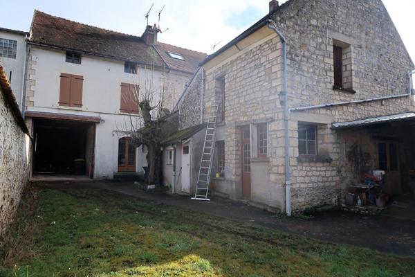 MARINES CENTRE. ENSEMBLE IMMOBILIER A RENOVER