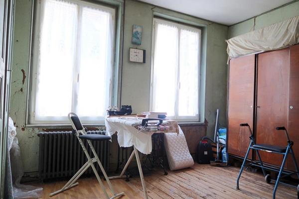 MARINES CENTRE. ENSEMBLE IMMOBILIER A RENOVER