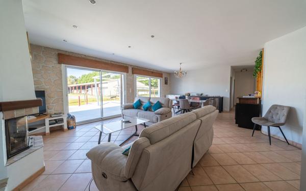 Maison à vendre    5 pièces •  Gastes