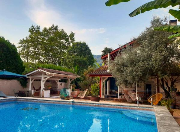 Exceptionnelle demeure du 18ᵉ siècle, habitation et activité touristique au cœur du Pays Basque !