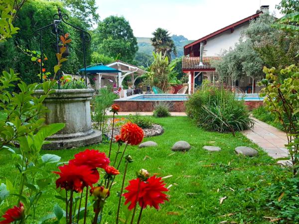 Exceptionnelle demeure du 18ᵉ siècle, habitation et activité touristique au cœur du Pays Basque !