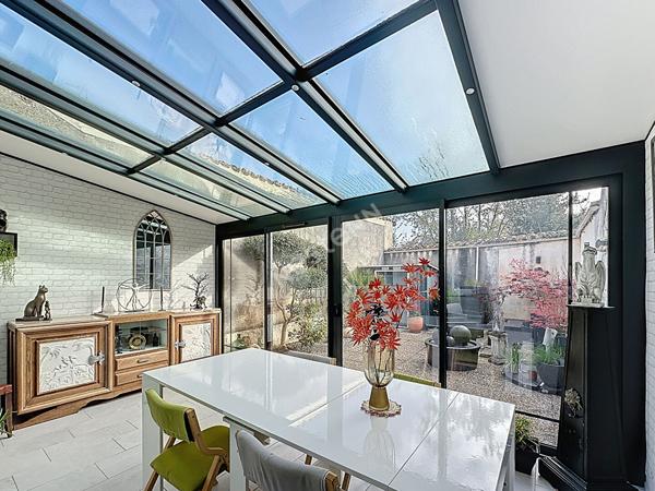 Élégante maison rénovée avec verrière, 3 chambres et garage en centre-bourg de Gençay