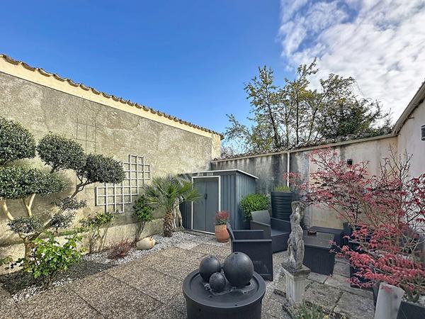 Élégante maison rénovée avec verrière, 3 chambres et garage en centre-bourg de Gençay