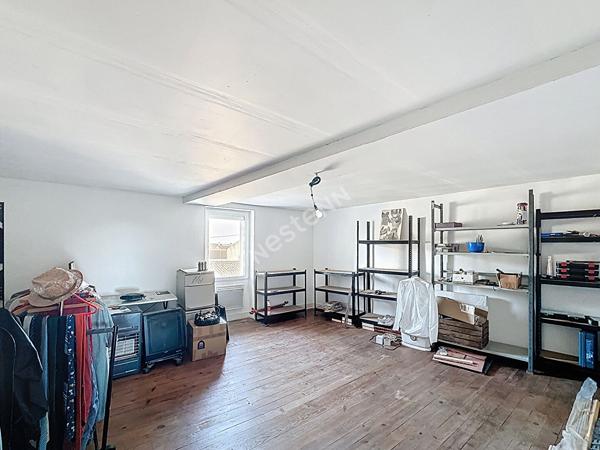Élégante maison rénovée avec verrière, 3 chambres et garage en centre-bourg de Gençay