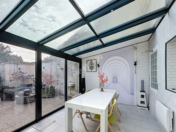 Élégante maison rénovée avec verrière, 3 chambres et garage en centre-bourg de Gençay