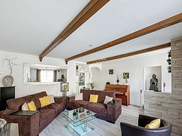Élégante maison rénovée avec verrière, 3 chambres et garage en centre-bourg de Gençay