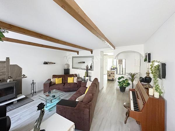 Élégante maison rénovée avec verrière, 3 chambres et garage en centre-bourg de Gençay
