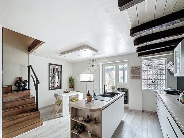 Élégante maison rénovée avec verrière, 3 chambres et garage en centre-bourg de Gençay