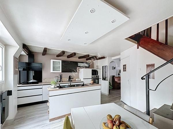 Élégante maison rénovée avec verrière, 3 chambres et garage en centre-bourg de Gençay