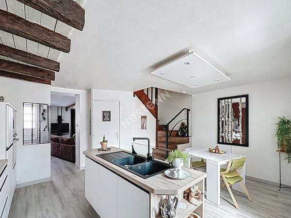 Élégante maison rénovée avec verrière, 3 chambres et garage en centre-bourg de Gençay