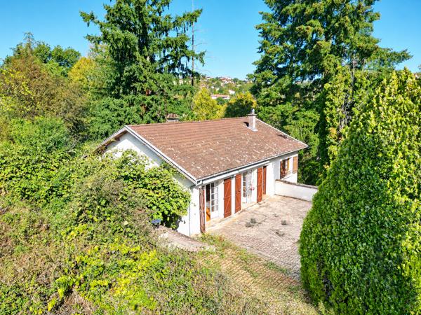 Maison traditionnelle à rénover avec grand terrain et fort potentiel