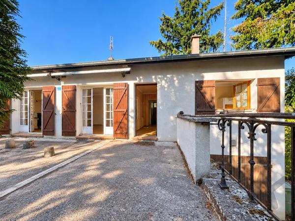 Maison traditionnelle à rénover avec grand terrain et fort potentiel