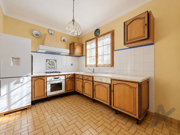 Maison traditionnelle à rénover avec grand terrain et fort potentiel