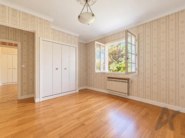 Maison traditionnelle à rénover avec grand terrain et fort potentiel
