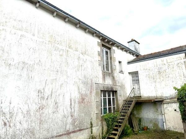 12 mn de QUINTIN - Ancienne école à rénover