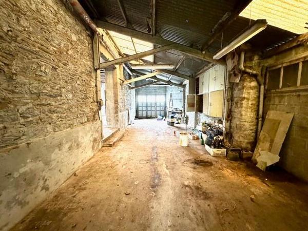 12 mn de QUINTIN - Ancienne école à rénover