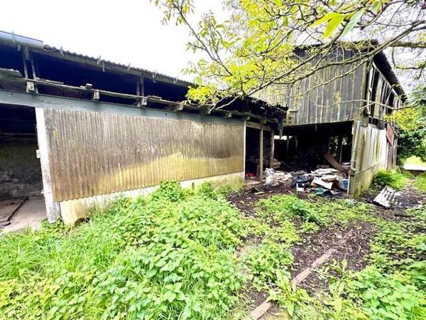 12 mn de QUINTIN - Ancienne école à rénover