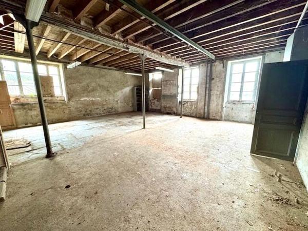 12 mn de QUINTIN - Ancienne école à rénover