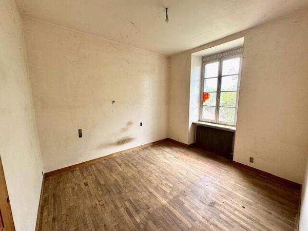 12 mn de QUINTIN - Ancienne école à rénover