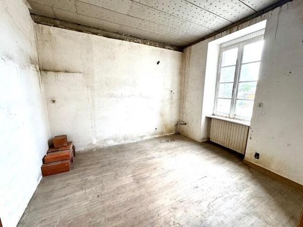 12 mn de QUINTIN - Ancienne école à rénover