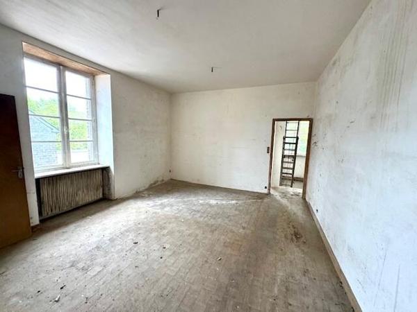 12 mn de QUINTIN - Ancienne école à rénover