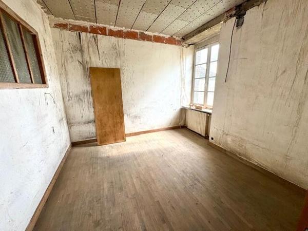 12 mn de QUINTIN - Ancienne école à rénover