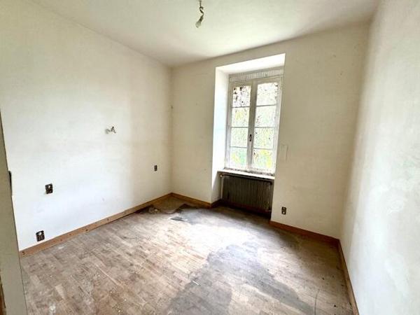 12 mn de QUINTIN - Ancienne école à rénover