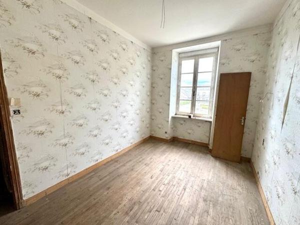 12 mn de QUINTIN - Ancienne école à rénover