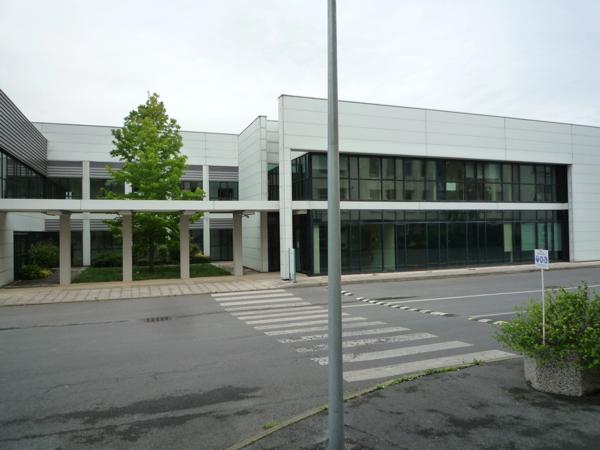 Dpt Aisne (02), Château-THierry, à vendre immeuble de bureaux haut de gamme, construit en 2002 de 2412 m2, libre.